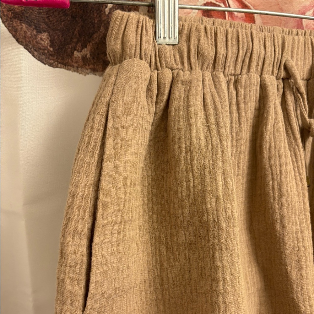 XS Women's Tan Shorts​​ - Picture 2 of 7